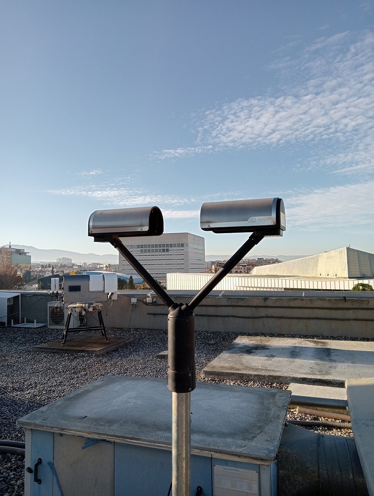 instrumento disdrómetro en terraza
